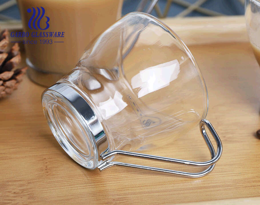 Traditionelle heiße Kaffeetassen aus Glas im europäischen Stil mit Metallgriffen für Espresso-Tee