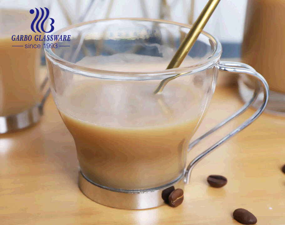 Traditionelle heiße Kaffeetassen aus Glas im europäischen Stil mit Metallgriffen für Espresso-Tee