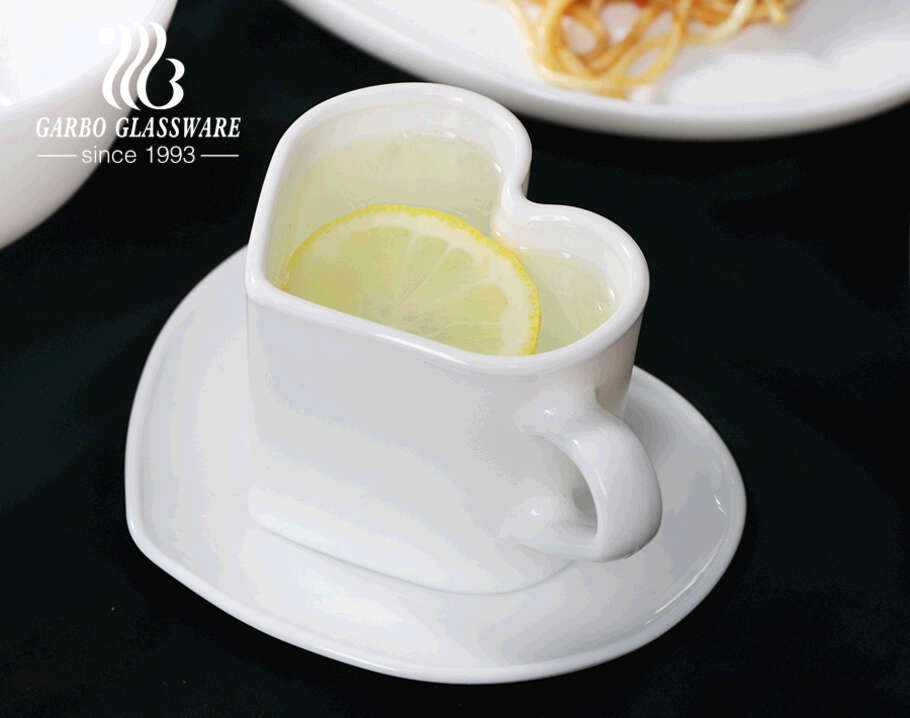 Conjunto de canecas de chá de vidro opala 165ml em formato de coração copo de vidro opala branco com pires
