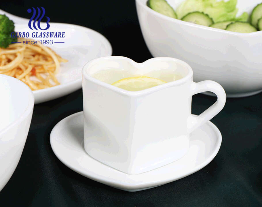 Las tazas de té de vidrio de ópalo de 165 ml fijaron la taza de vidrio de ópalo blanco en forma de corazón con el platillo
