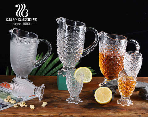 Set di caraffe per acqua in vetro da 7 pezzi serie high-white star all'ingrosso con tazze di vetro con piedini con design post-processione personalizzato