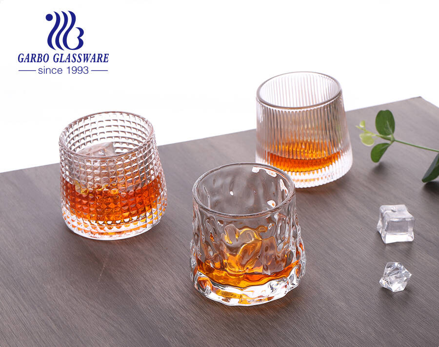 Coupe en verre à whisky gravé de style nordique avec base rotative
