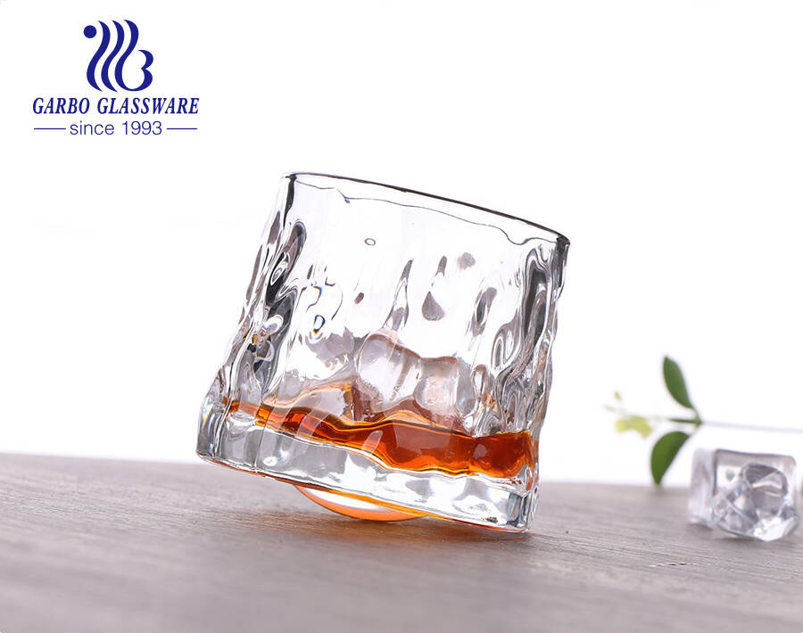 Coupe en verre à whisky gravé de style nordique avec base rotative