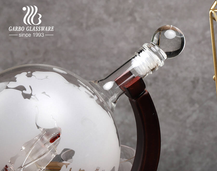 Set di decanter per whisky globo di fascia alta con bicchieri di decanter per vino del mondo inciso con base in legno