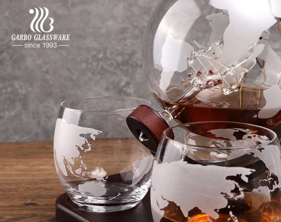 Set di decanter per whisky globo di fascia alta con bicchieri di decanter per vino del mondo inciso con base in legno