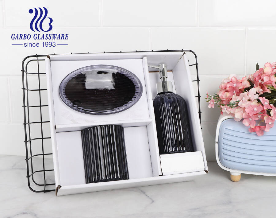 Accessoires de salle de bain en verre noir coloré de pulvérisation haut de gamme d'usine mis tasse de plat de bouteille en verre d'hôtel pour la douche