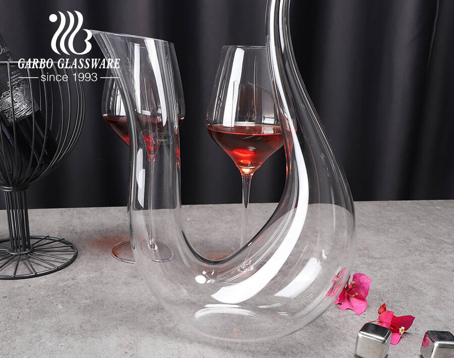 Carafe en verre à vin rouge sans plomb en forme de S irrégulière faite à la main