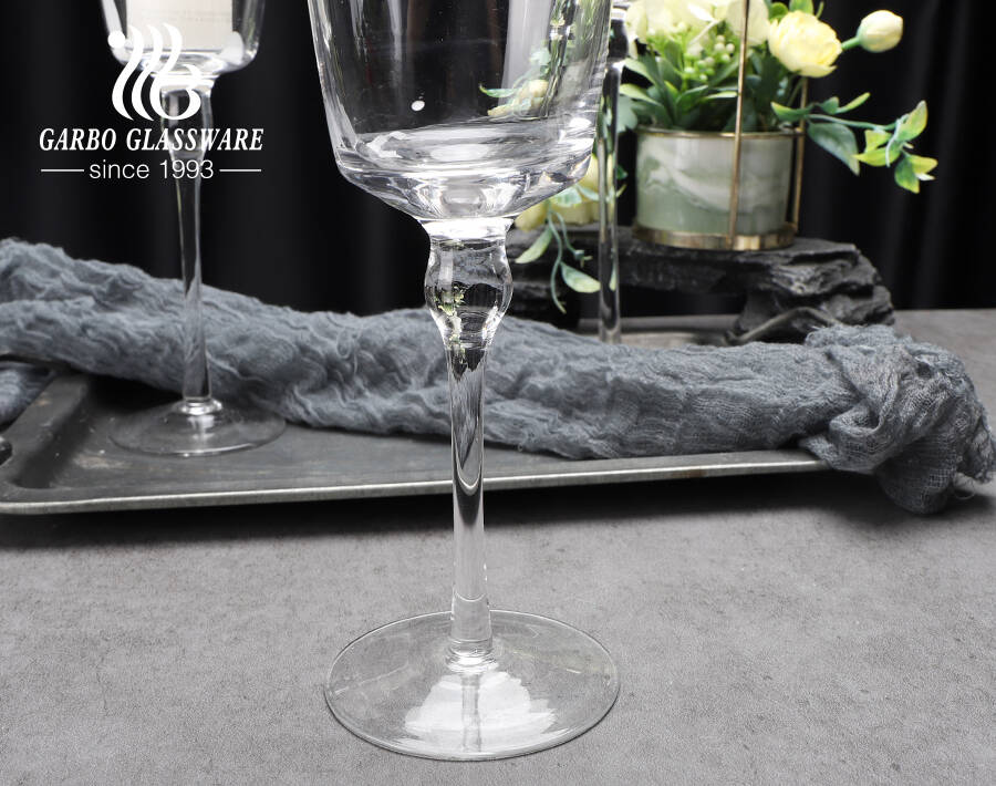 Luxuriöses modernes klares Glaskerzenglas mit langem Stiel, das Zweigkerzenhalter für Hochzeitsmittelstücke dekoriert