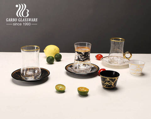Ensemble de soucoupes à thé en verre de style arabe haut de gamme avec bord doré en marbre doré pour une utilisation dans un café