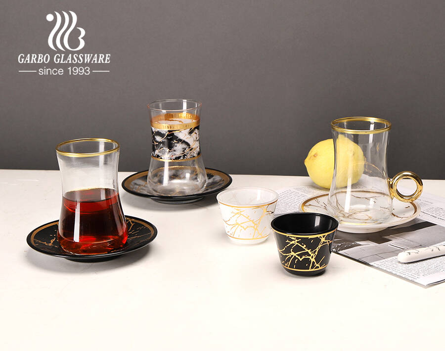 Ensemble de soucoupes à thé en verre de style arabe haut de gamme avec bord doré en marbre doré pour une utilisation dans un café