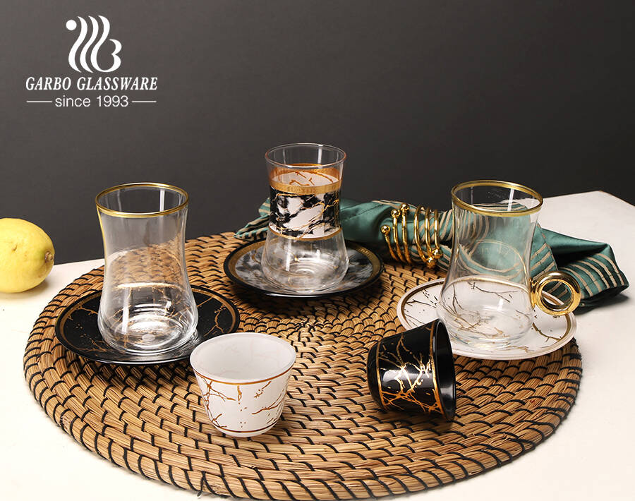 High-End-Teetassen-Untertassen-Set aus Glas im arabischen Stil mit goldenem Marmordesign und goldenem Rand für den Café-Gebrauch