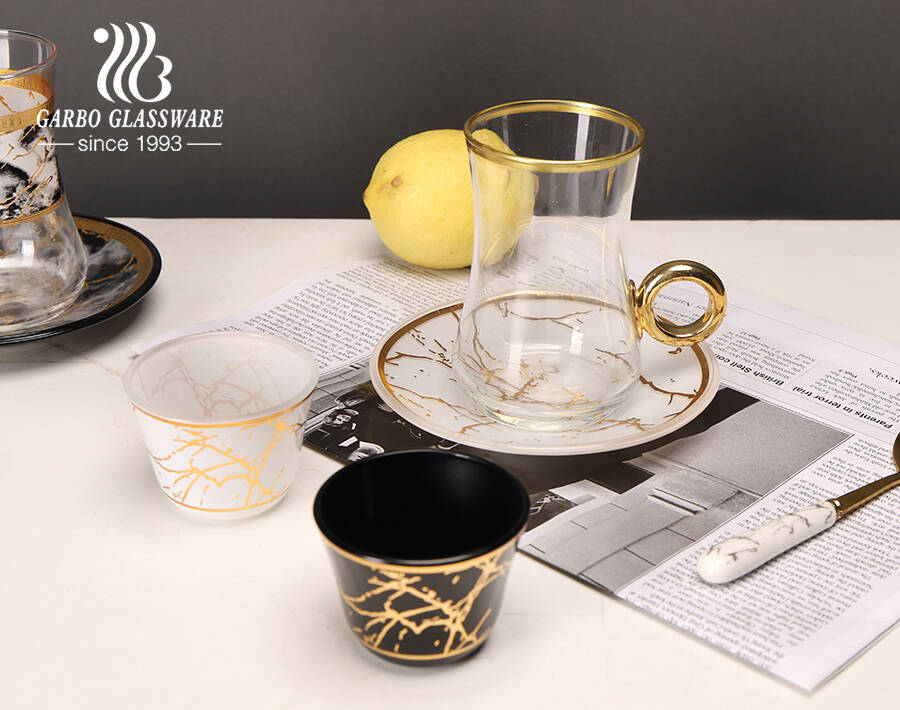 High-End-Teetassen-Untertassen-Set aus Glas im arabischen Stil mit goldenem Marmordesign und goldenem Rand für den Café-Gebrauch