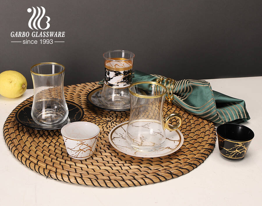 Handgemachte türkische Glas-Teetassen-Untertasse im Nahen Osten mit Cawa-Glas für Kaffee zu Hause