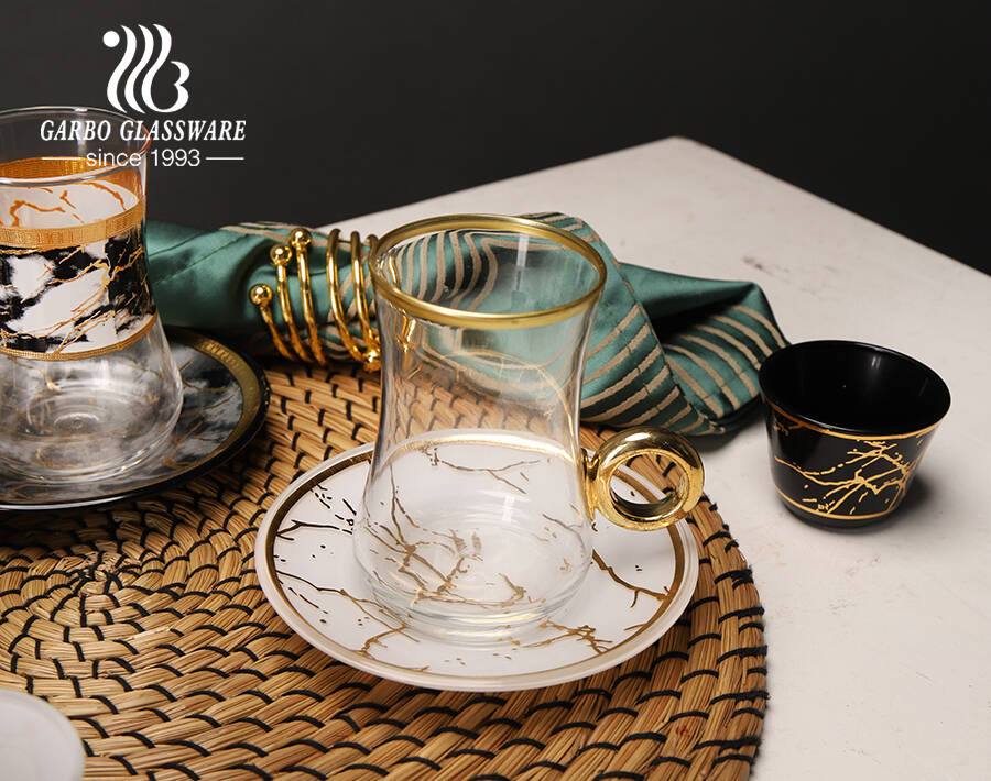 Hochwertige geblasene Tee-Kaffeetasse aus türkischem Glas mit klassischem goldenem Marmordesign für den Gebrauch im Café zu Hause