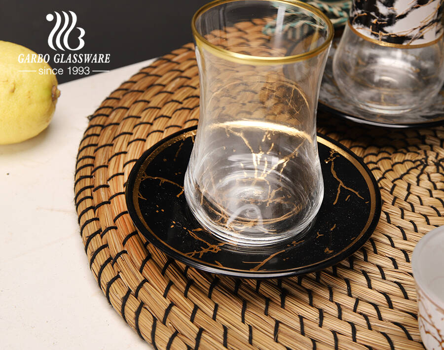 Hochwertige geblasene Tee-Kaffeetasse aus türkischem Glas mit klassischem goldenem Marmordesign für den Gebrauch im Café zu Hause