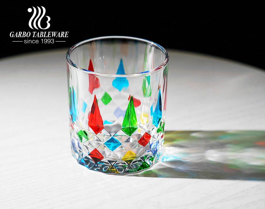 Estilo vintage rombo diamante y espada de rayas repujado copas de whisky con colores pintados a mano