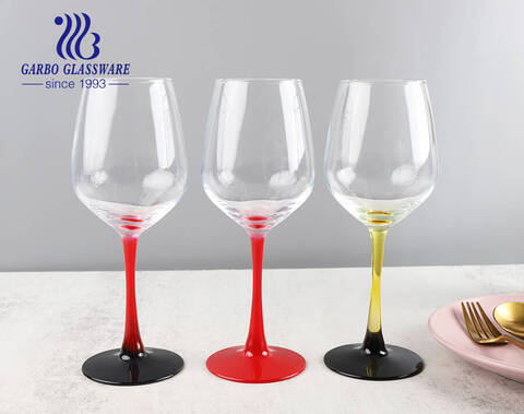 Copas de cristal de vino tinto y blanco con colores rociados personalizados en el tallo