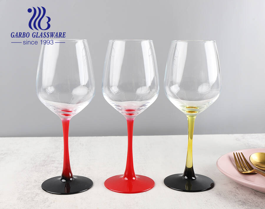 Tasses en verre de cristal de vin rouge et blanc avec des couleurs pulvérisées personnalisées sur la tige