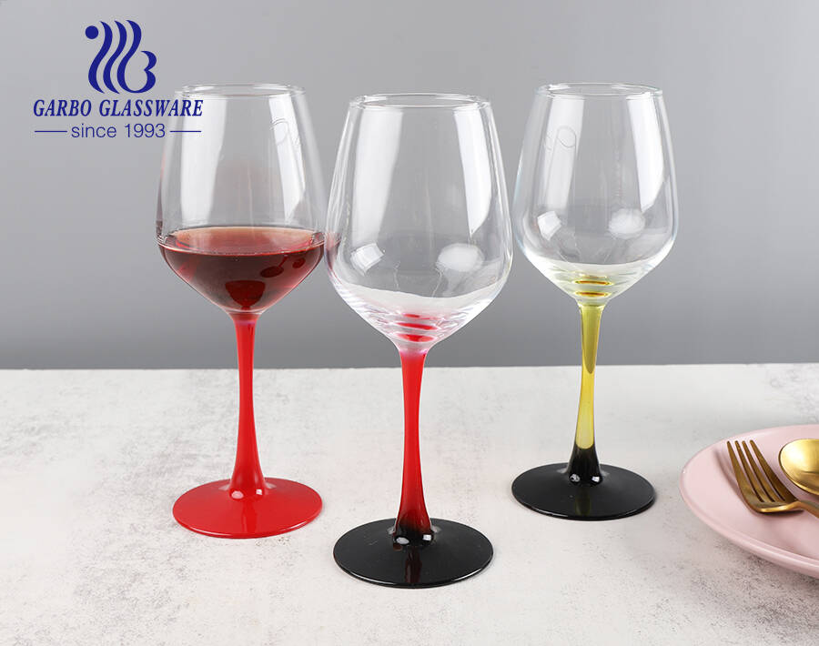 Tasses en verre de cristal de vin rouge et blanc avec des couleurs pulvérisées personnalisées sur la tige