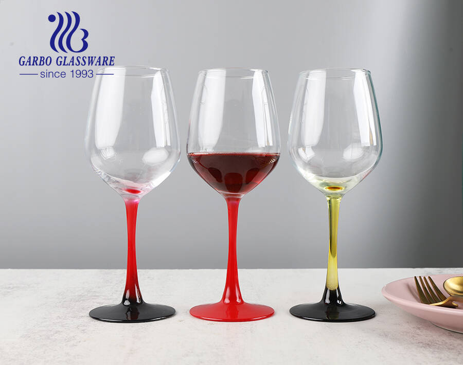 Tasses en verre de cristal de vin rouge et blanc avec des couleurs pulvérisées personnalisées sur la tige