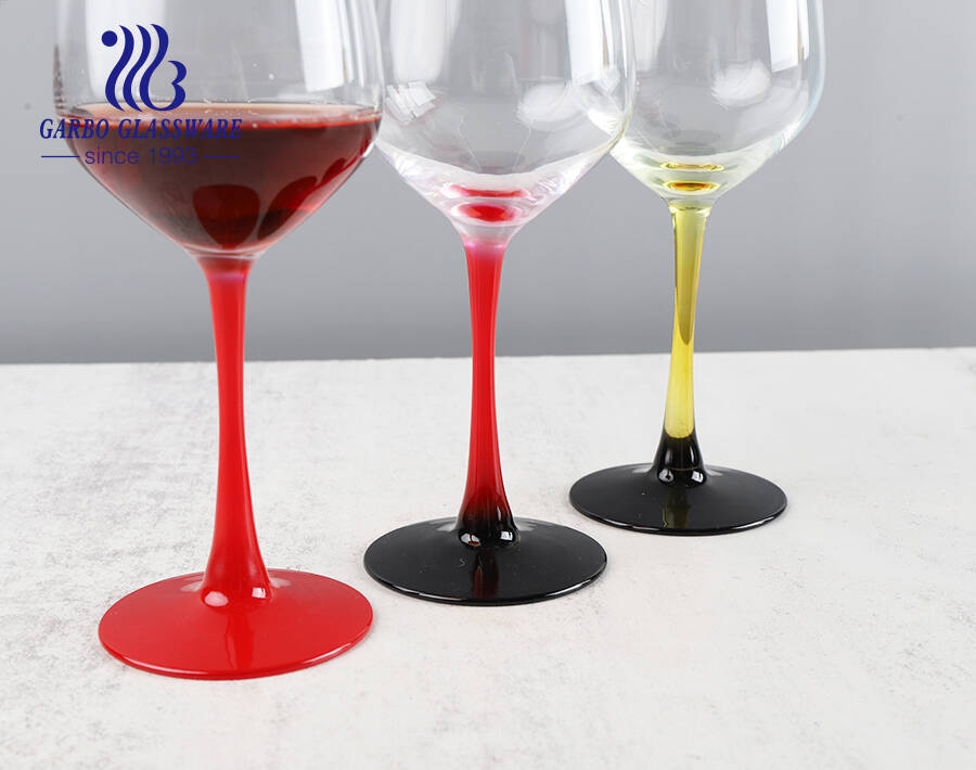 Copas de vino de cristal coloreadas con decoración, servicio moderno