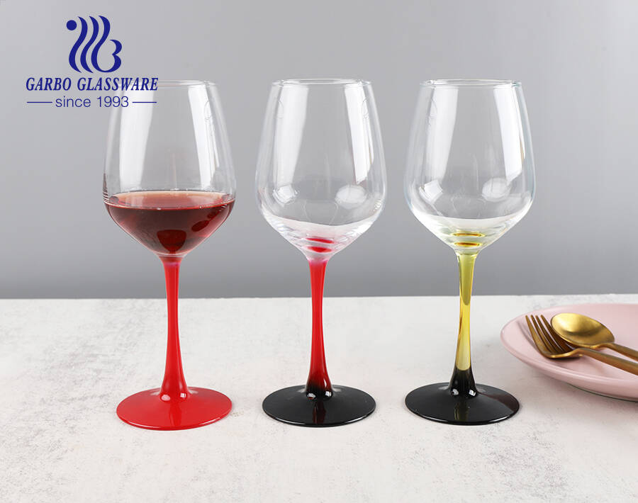 Gobelet en verre à vin en cristal 345ML populaire dans le monde entier avec des couleurs de pulvérisation de tige