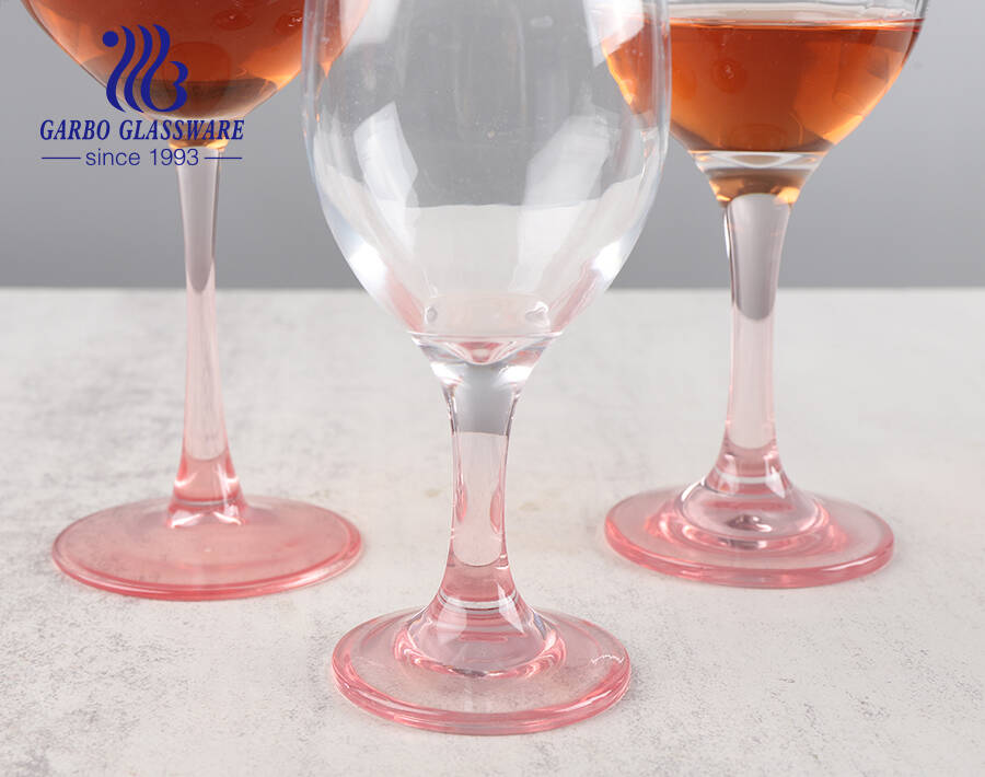 Gobelets en verre à vin d'usine de verrerie fabriqués directement en Chine avec une couleur personnalisée rose