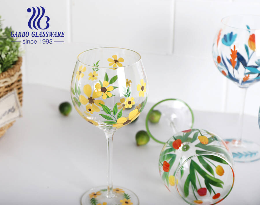 Elegantes Rotweinkelch-Gin-Glas mit langem Stiel und handgemaltem Musterdesign