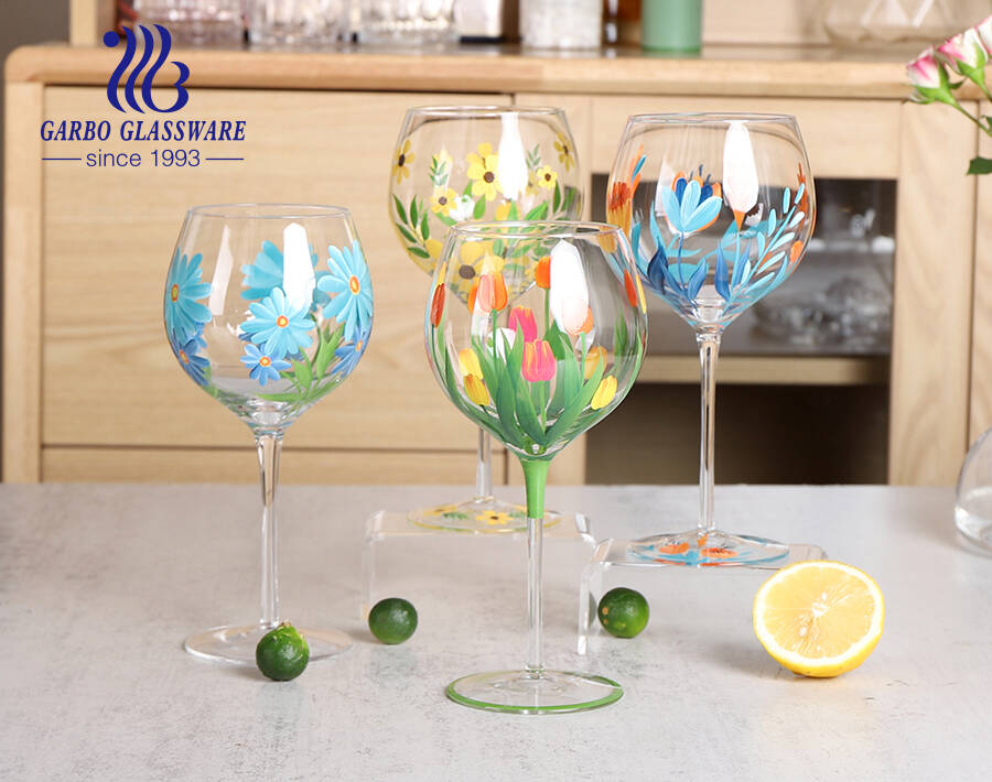 Elegantes Rotweinkelch-Gin-Glas mit langem Stiel und handgemaltem Musterdesign