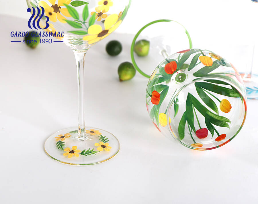 Elegantes Rotweinkelch-Gin-Glas mit langem Stiel und handgemaltem Musterdesign