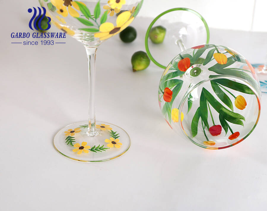 Elegantes Rotweinkelch-Gin-Glas mit langem Stiel und handgemaltem Musterdesign