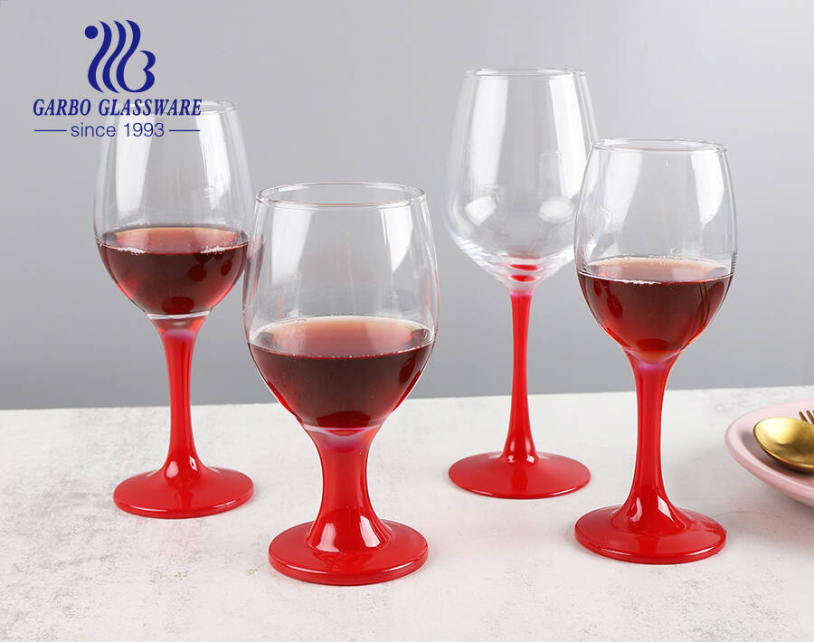 Verrerie à tige jubilatoire de couleur rouge foncé pour le service de brandy de vin