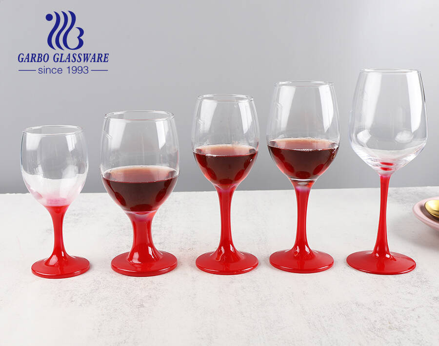 Calice giubilante con colore rosso scuro per il servizio di acquavite di vino