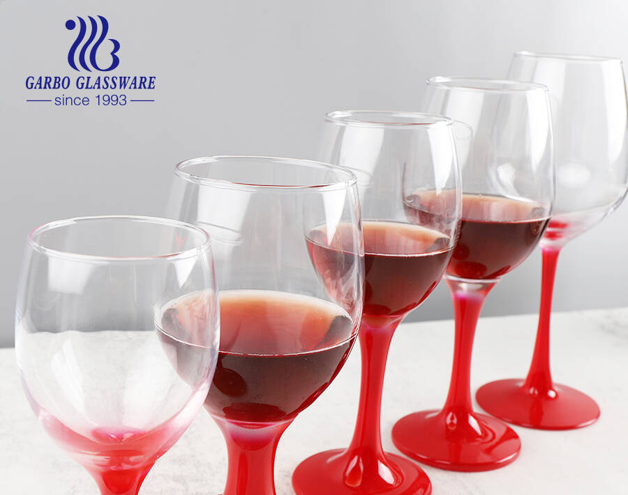 Copa de vino de tallo de cereza roja brillante con colores personalizados de procesamiento posterior