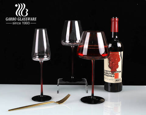 Luxuriöse handgefertigte Weinprobengläser aus geblasenem Glas mit rotem und schwarzem Spaten