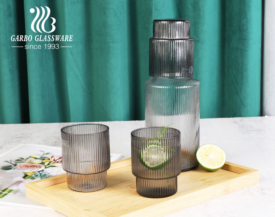 Cốc thủy tinh có gân và bộ carafe được thổi thủ công bằng tay