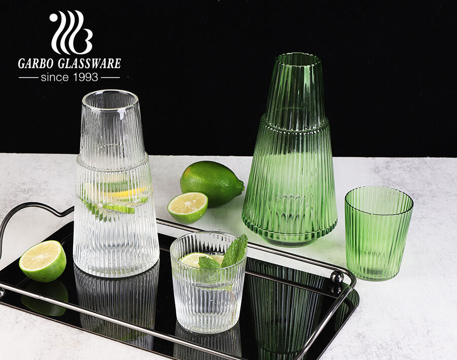 Cốc thủy tinh có gân và bộ carafe được thổi thủ công bằng tay