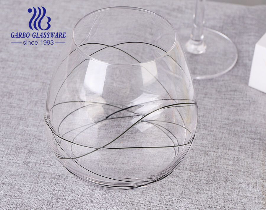 Hochwertiges Cocktailglas mit Stielgläsern und elegantem Design mit schwarzen Linien