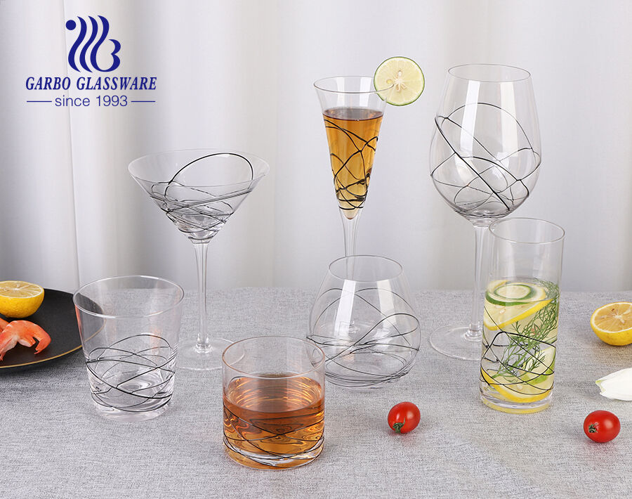 Calici in vetro di alta qualità bicchiere da cocktail dal design elegante con linee nere