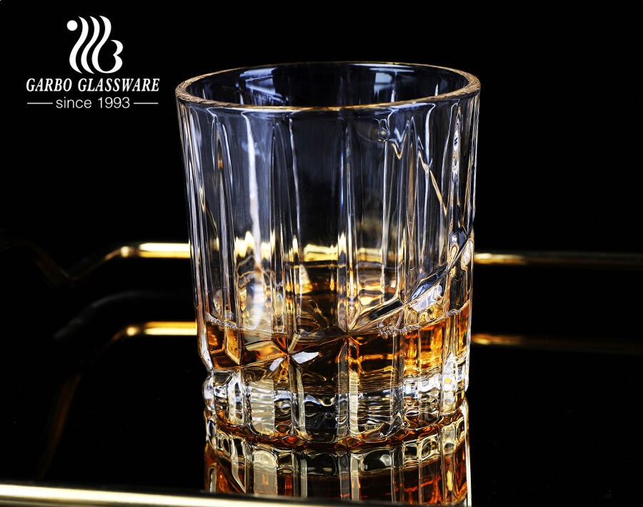 Hochweißer Whisky-Weinbecher aus altmodischem geprägtem Glas für den Einsatz in der Bar