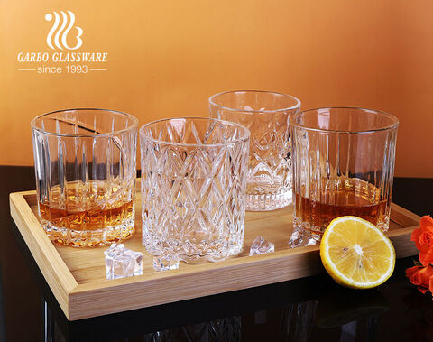 Copa de vino de whisky de vidrio en relieve de moda antigua de color blanco alto para uso en bar