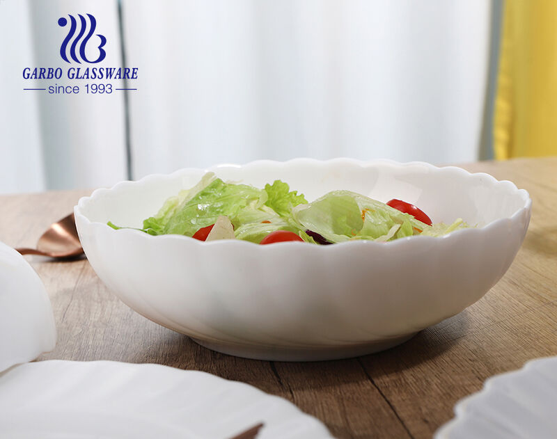 Cuencos y platos de cristal opalino blanco con borde de volantes de pétalos