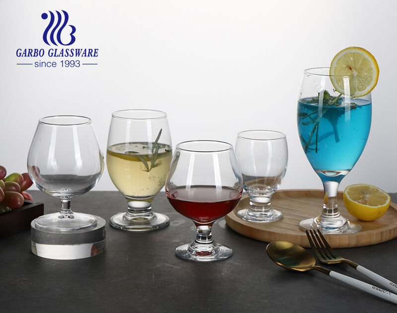Weinglas im klassischen Design mit Stielgläsern auf Lager zum Verkauf