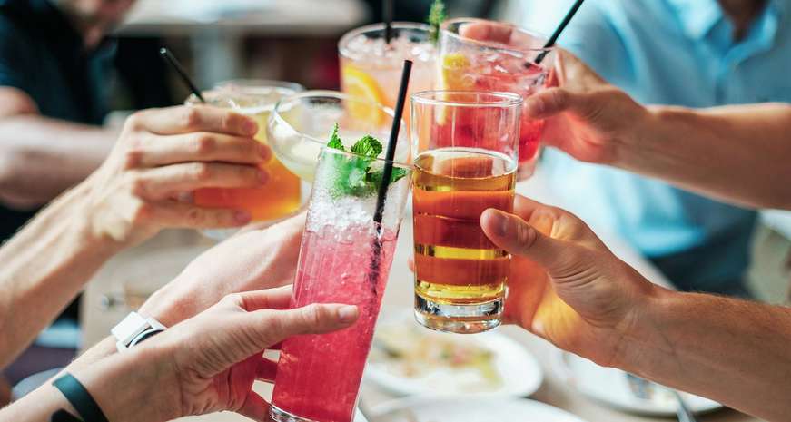 9 types de verres à cocktail. comment bien tenir un verre à cocktail? cid = 3