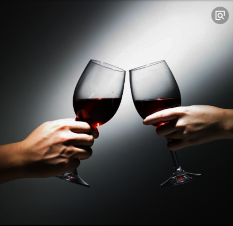 Connaissez-vous la bonne façon de tenir un verre de vin rouge?