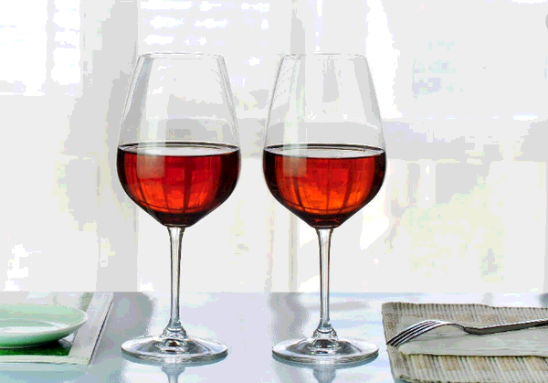 Connaissez-vous la bonne façon de tenir un verre de vin rouge?
