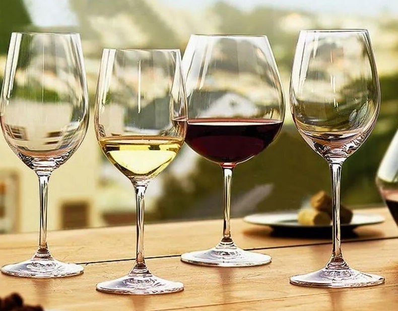 Savez-vous pourquoi différents vins utilisent des tasses différentes? Cid = 3