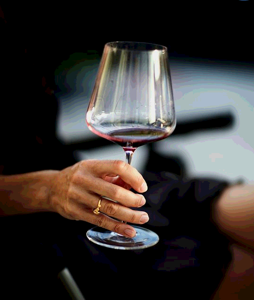 La bonne façon de tenir le verre de vin rouge
