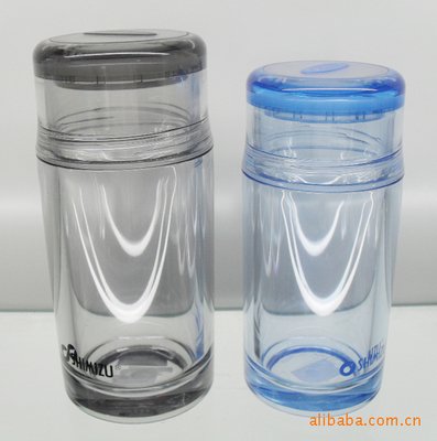 セラミックカップとガラスカップのどちらで水を飲むのが良いですか