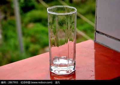 Is it better to drink water with ceramic cup or glass cup